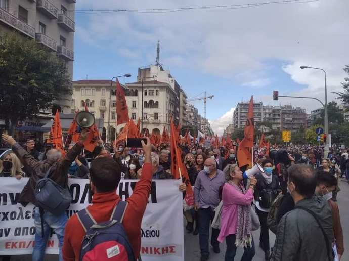 Την Δευτέρα 11 Οκτώβρη δεκάδες χιλιάδες εκπαιδευτικοί στην Αθήνα στο Εφετείο, και σε όλες τις πόλεις από τη Θεσσαλονίκη, ως τα Γιάννενα ενώθηκαν σε ένα μεγαλειώδες ορμητικό απεργιακό ποτάμι, ενώνοντας τις φωνές τους, διατρανώνοντας την αγωνιστική τους θέληση να αντισταθούν και να συγκρουστούν με την κυβερνητική πολιτική που τσακίζει τα μορφωτικά δικαιώματα της νεολαίας, εντείνει τους ταξικούς φραγμούς που διαλύει το Δημόσιο Σχολείο. Παρά τον εκφοβισμό που σπέρνει η κυβέρνηση και τις εκτοξευόμενες απειλές για δήθεν πειθαρχικά και ποινές, δεκάδες χιλιάδες εκπαιδευτικοί συσπειρωμένοι στους Συλλόγους Διδασκόντων και στα σωματεία τους γιγαντώνουν καθημερινά το ρεύμα της απεργίας – αποχής από το ταξικό μέτρο της αξιολόγησης που φέρνει νέα φτώχεια για το Δημόσιο Σχολείο, ταξική κατηγοριοποίηση και λουκέτα. Είναι πλέον σαφές ότι η αντιεκπαιδευτική πολιτική της κυβέρνησης είναι απονομιμοποιημένη, δεν βρίσκει πρόσφορο έδαφος μέσα στον κλάδο μας.